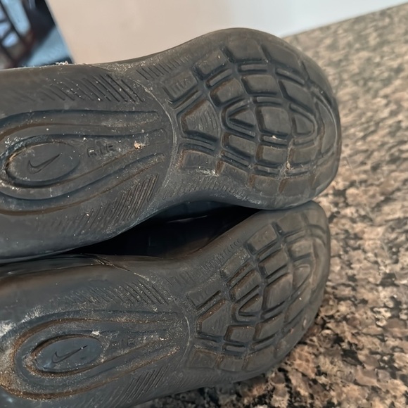 Nike air max Axis Black and Gold Sneakers EUC 7 - Picture 9 of 13